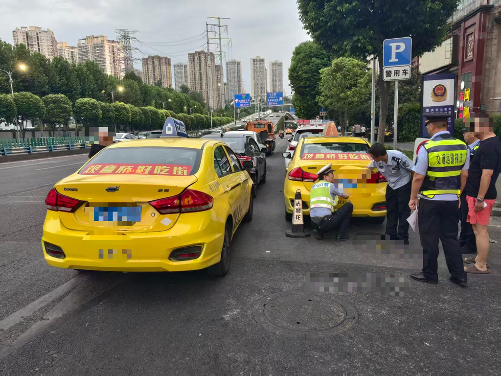 顶灯、计价器一应俱全?“克隆”出租车套牌上路被查1.jpg