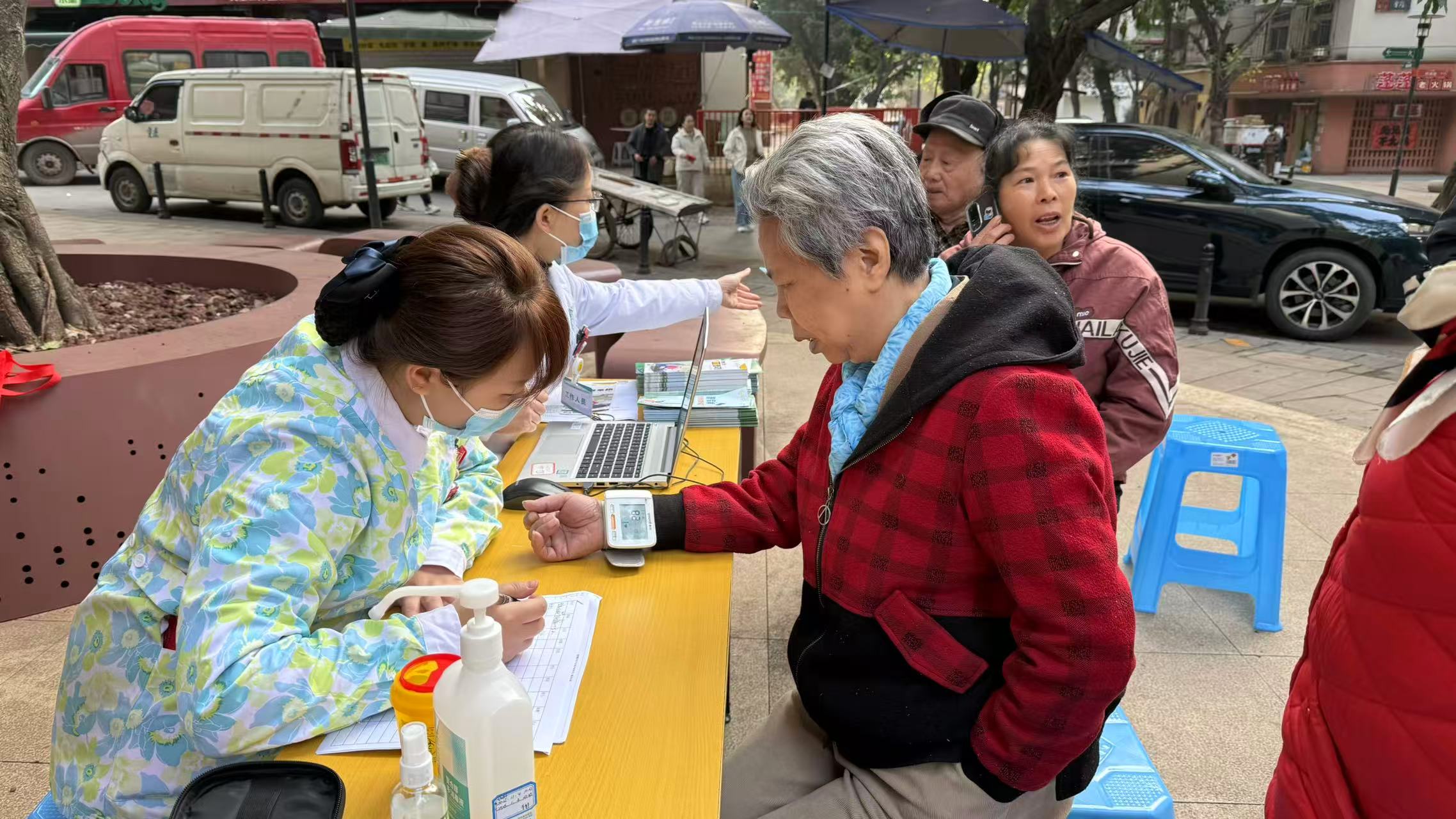 点单式上门+家门口设服务点 重庆基层医疗卫生机构增至2.27万个4.jpg