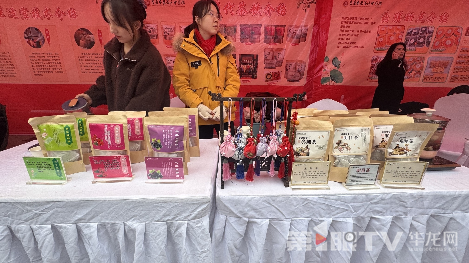 专家义诊摆“健康摊” 好医护送暖到“家门口”3.jpg