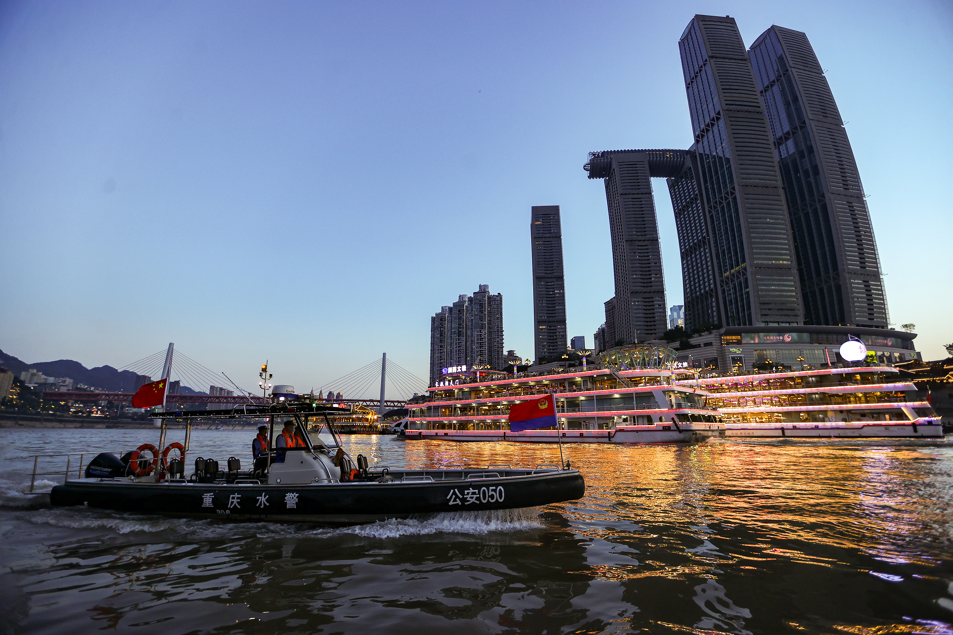 夏夜巡防 水警守护江畔安全1.jpg