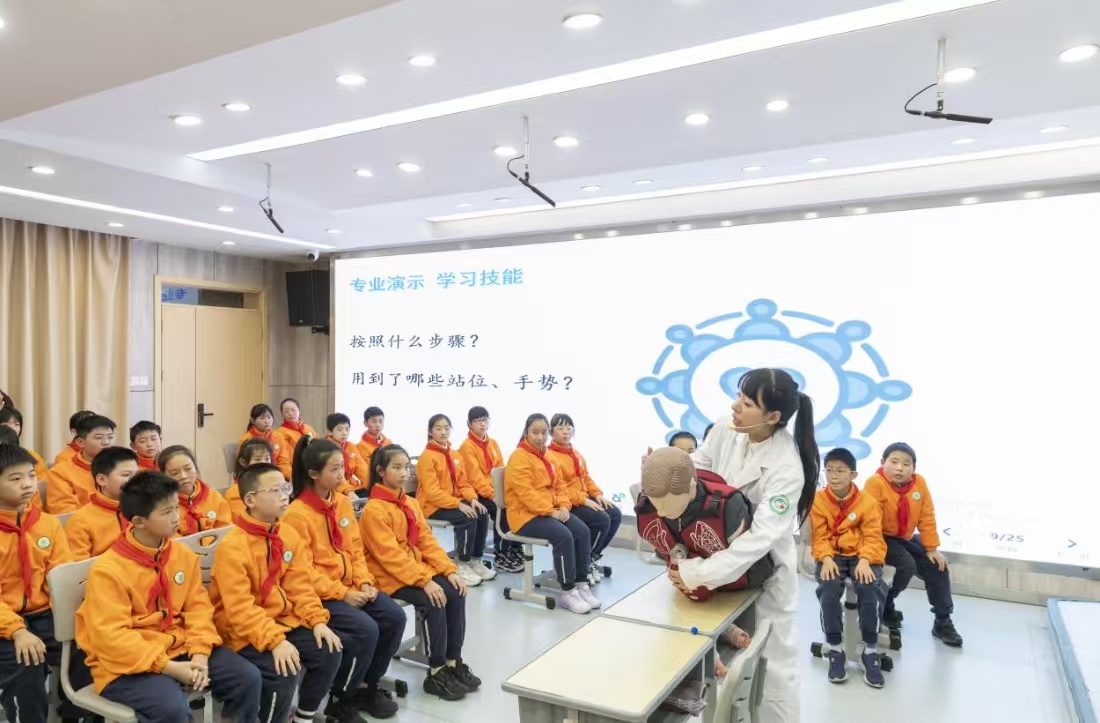 沙坪坝推行“六年十二技”,小学生毕业时掌握管理情绪、处理伤口、与宠物相处等实用健康技能1.jpg