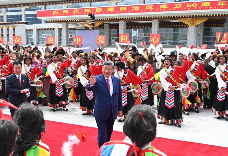 习近平在出席西藏自治区成立60周年庆祝活动后返回北京1.jpg