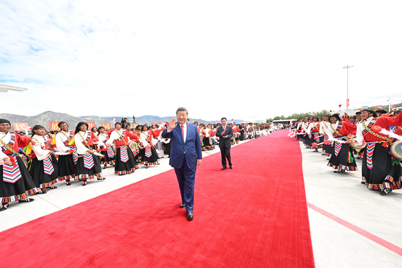 习近平在出席西藏自治区成立60周年庆祝活动后返回北京3.jpg