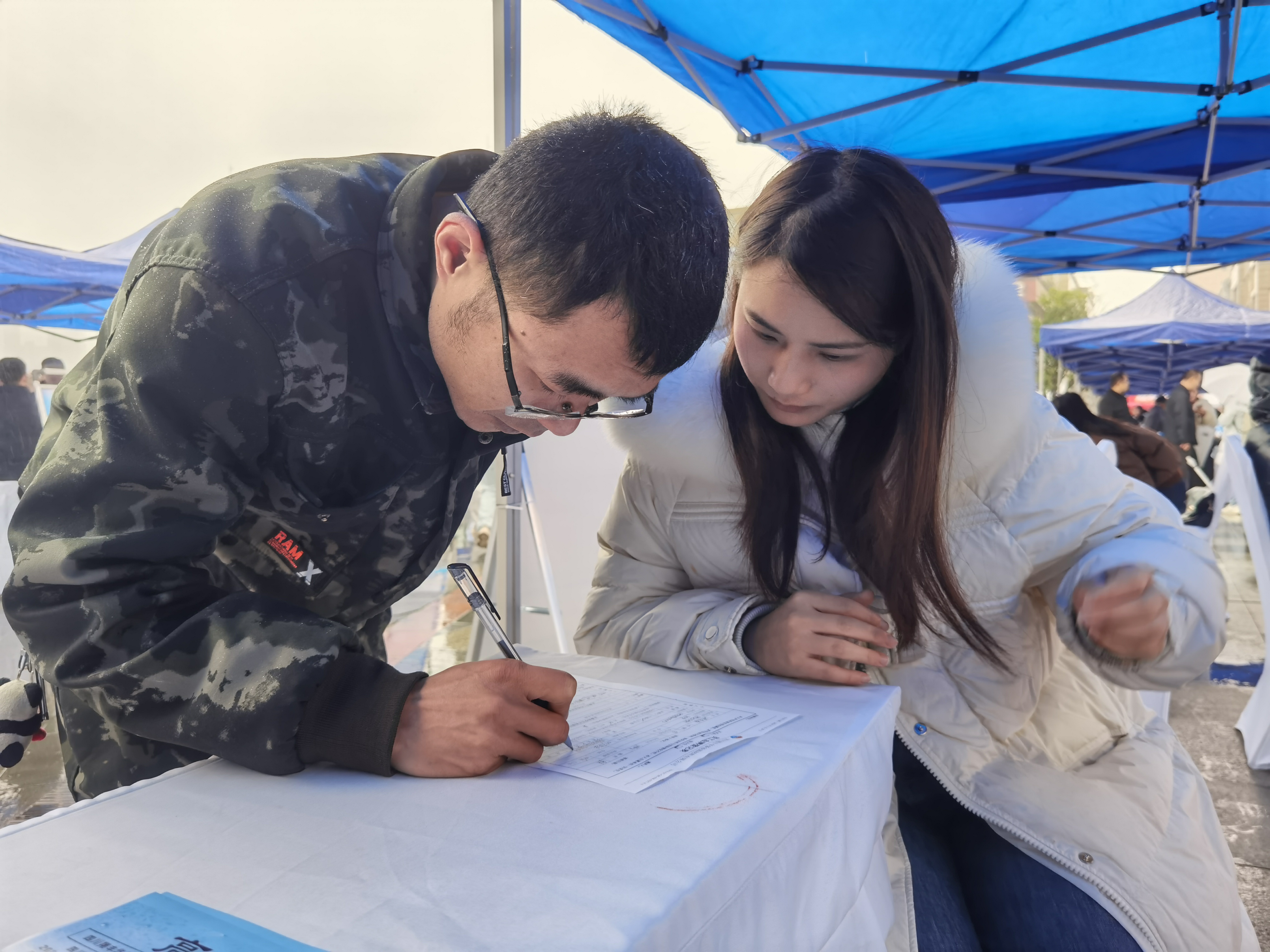 2026年川渝毗邻地区“春风行动 就业援助季”专场招聘活动举行 6655个岗位等你来选2.jpg