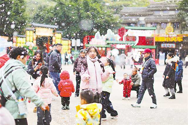 除了赏雪滑雪,还有驾机车、逛非遗、杀年猪等“古今”跨界玩法1.jpg