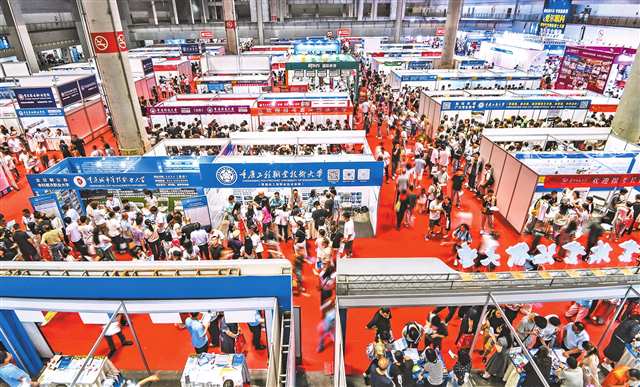高招会来了 全国近400所高校为考生现场答疑1.jpg
