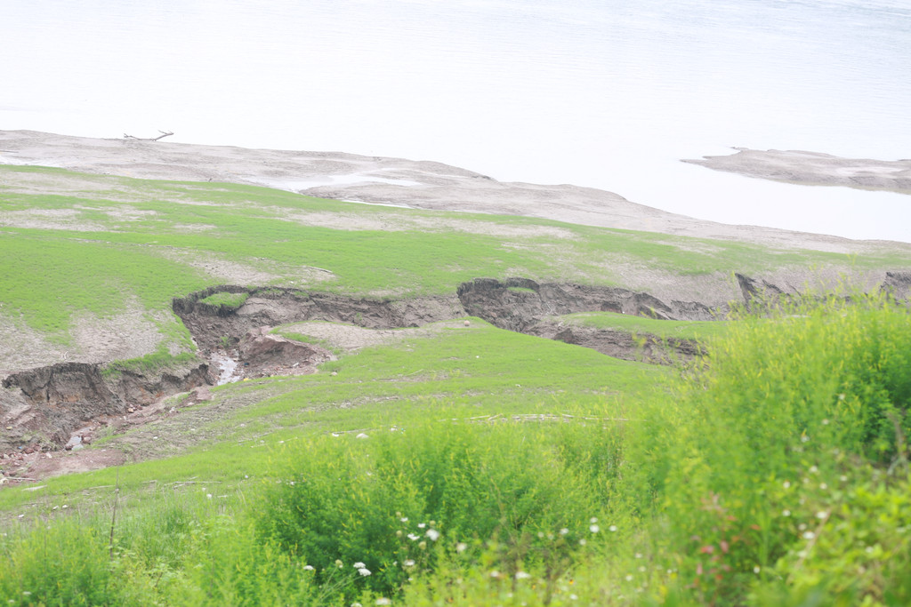 从环湖绿道到“戈壁湿地” 生态治理让消落带变风景线2.jpg