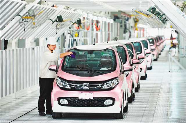 重庆众泰汽车生产基地新能源汽车生产线 通讯员 曾铃龙 摄